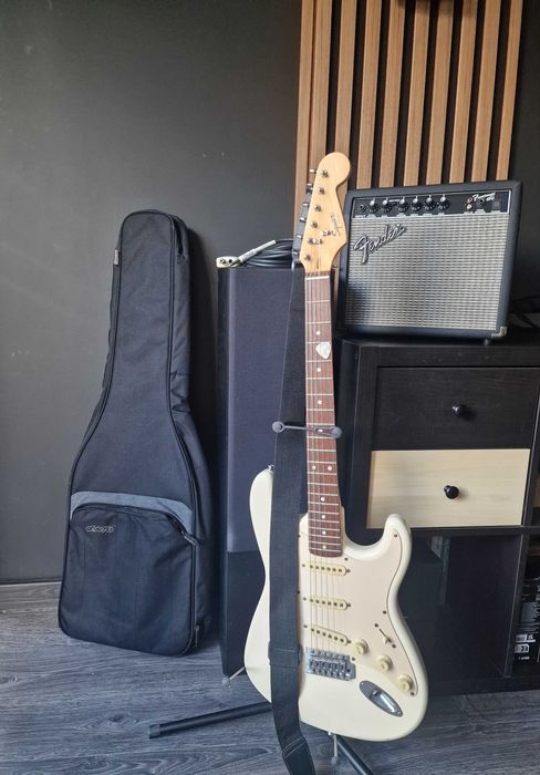 Комплект Електрическа китара Squier Stratocaster + Усилвател Fender Frontman 15G