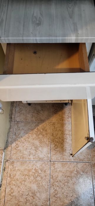 Метални шкафове с рафт и чекмедже