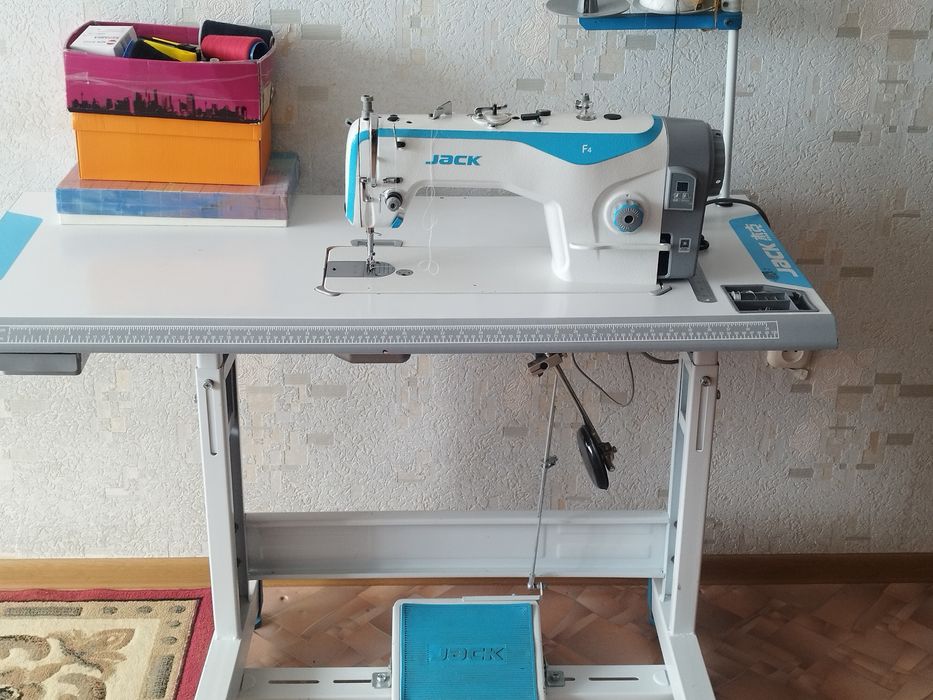 Продаю машинку для шитья