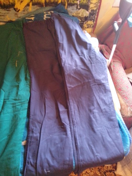 Vând salopete mărimea 60 și pantaloni scurți mărimea XXXL