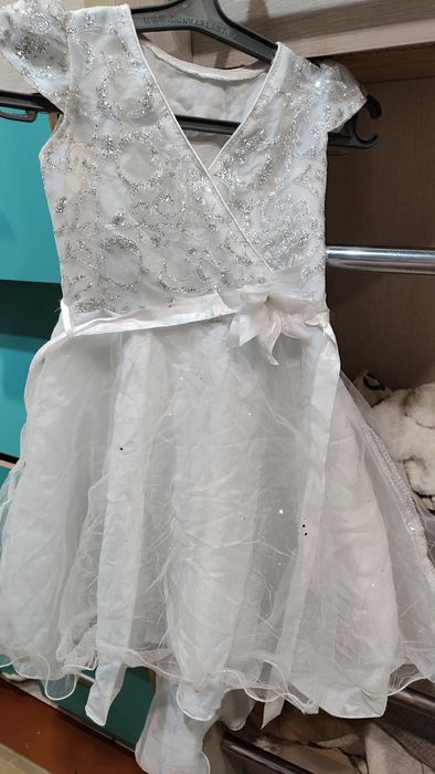 Продам праздничн платья 2000