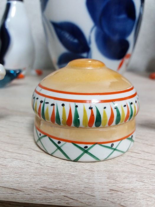 Статуэтки разные (фарфор, стекло).