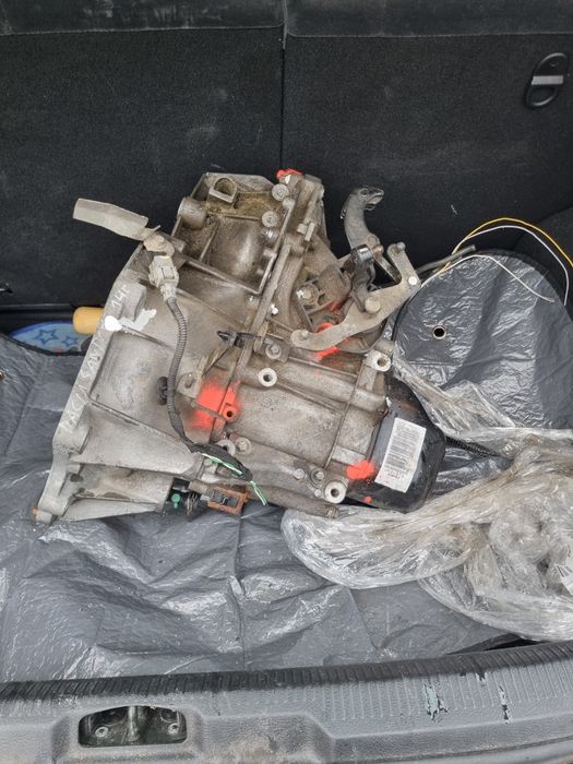 Скоростна кутия за Дачия Сандеро 1.2  2014. Кутията  е с помпа.
