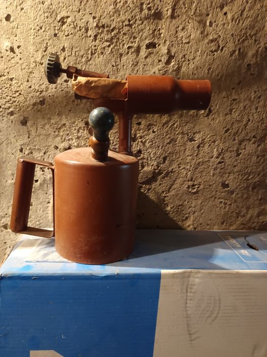 Инструменти използвани,чукове,бензинова лампа нова.