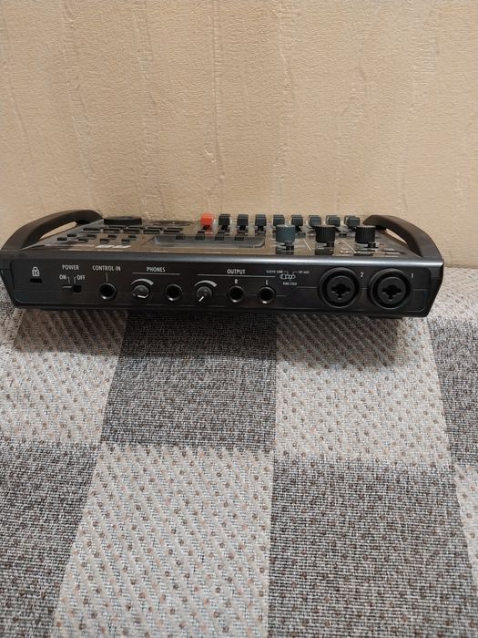 Zoom R8 многодорожечный рекордер