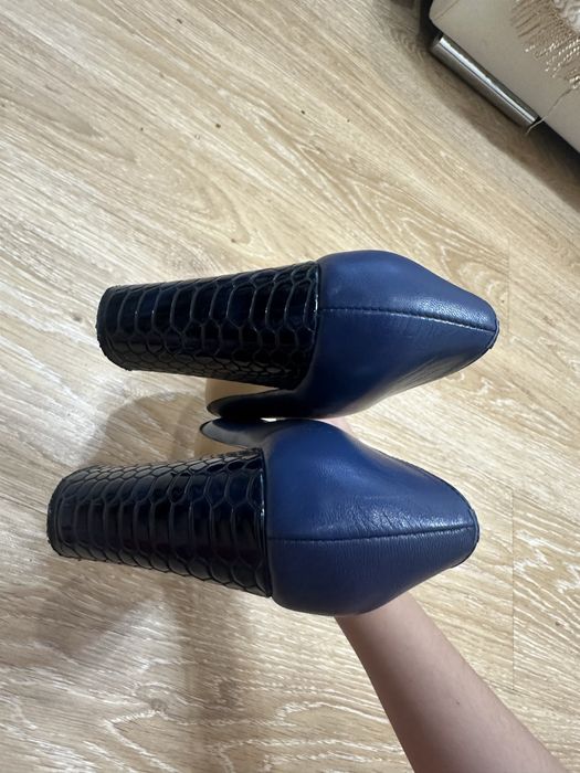 Темно-синие каблуки