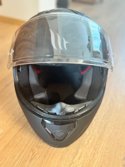 Продавам каска MT Helmets MT-FF102, full-face, матово черна.