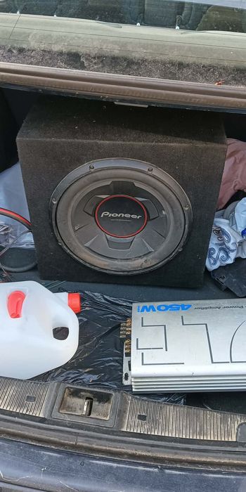 Бас каза и усилвател