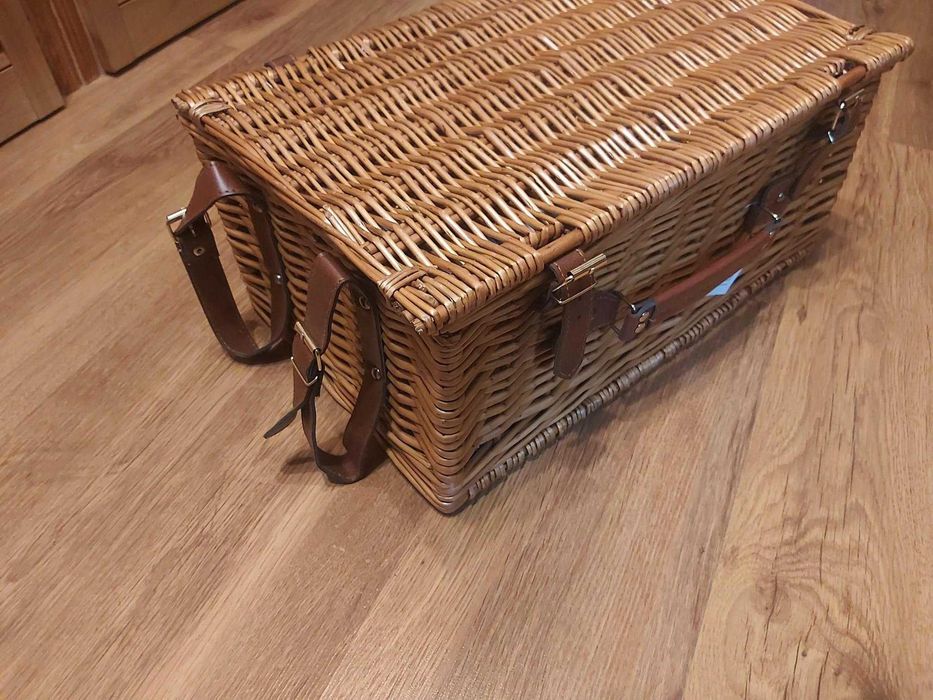 Coș picnic 4 persoane, din răchită, frigo, cu veselă, tacamuri, pătură