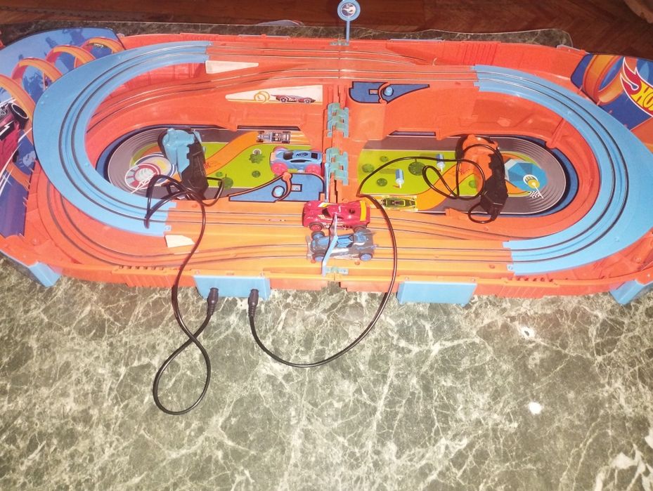 Продам электрические машины хот вилс на треке с пультами.
