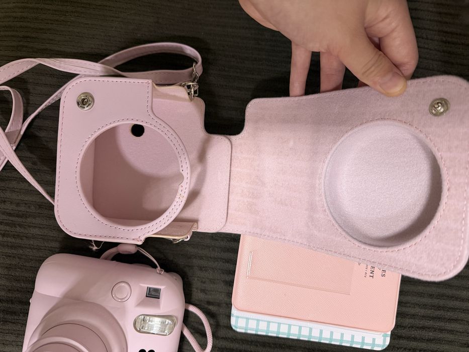 Instax Mini 12 в розовом цвете