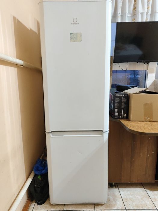 Продам холодильник INDESIT рабочий, бесшумныйб/у