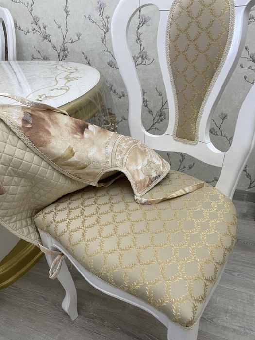 Продается стол со стульями