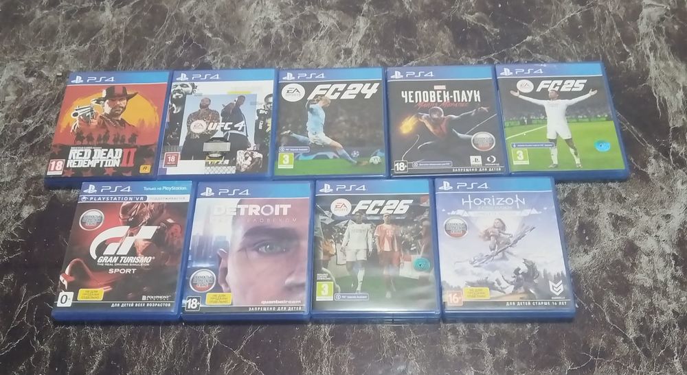 Продаю пс4 с  8-ми дисками