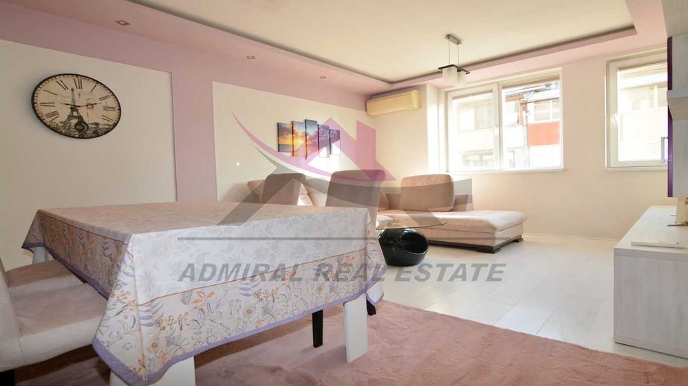 Тристаен -обзаведен -Лятно кино