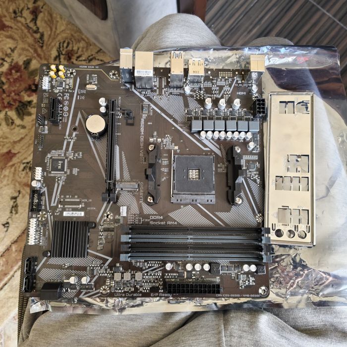 Материнские платы разные.