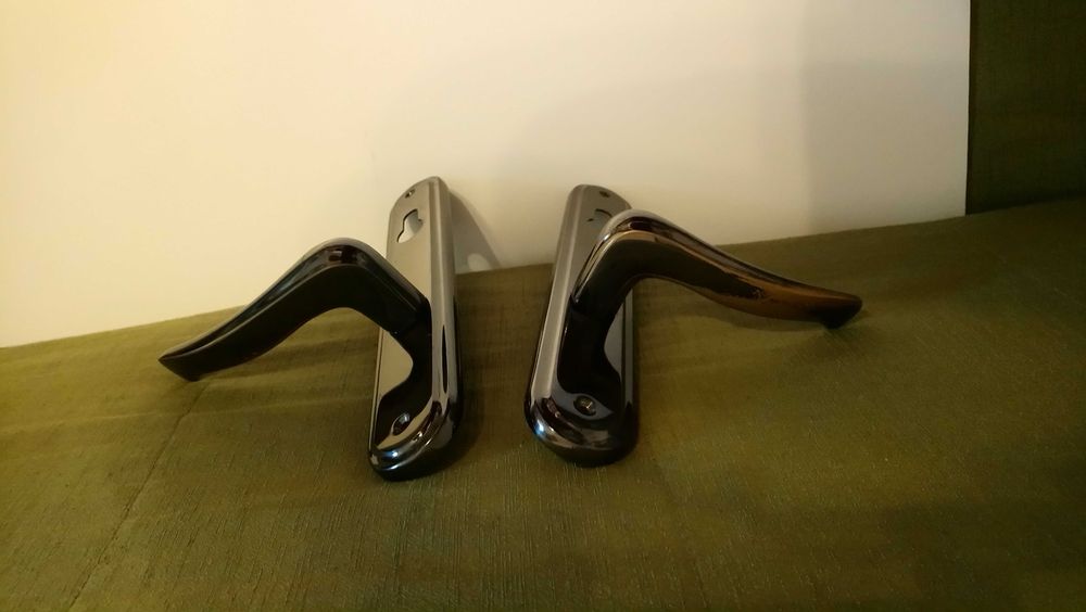 Два комплекта употребявани дръжки за врати със секретни брави