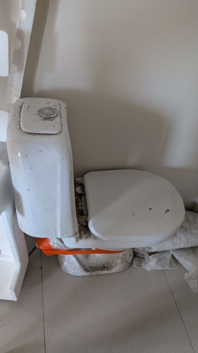 Продам унитаз и раковину с зеркаломм