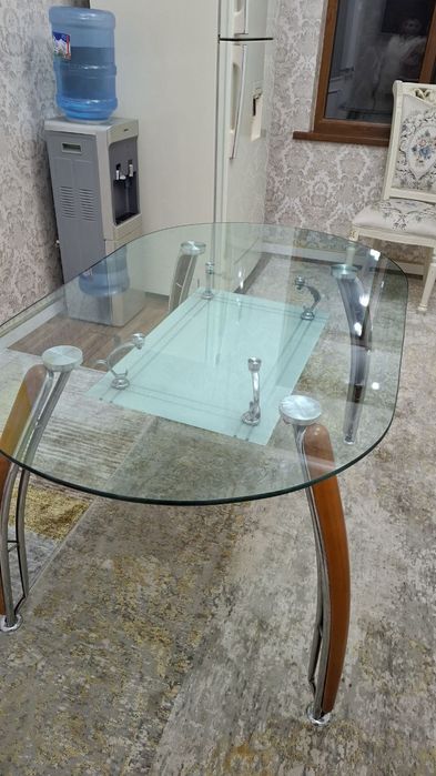 Стеклянный стол для зала и кухни