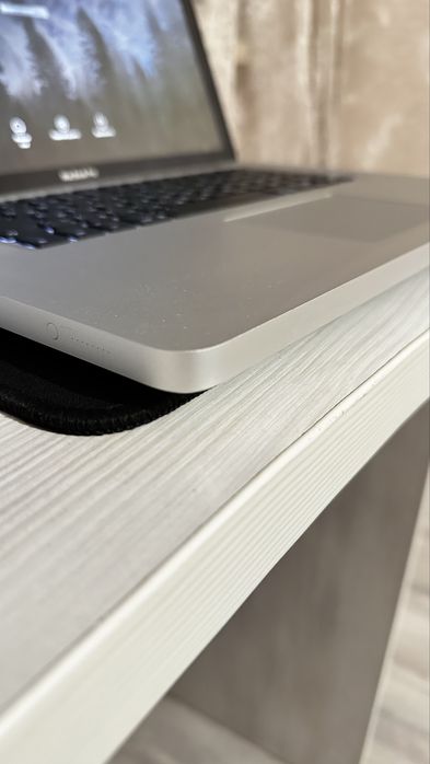 Macbook Pro (middle) 2009