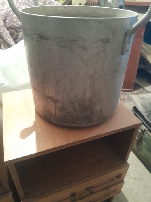 Продается Алюминиевый бак с крышкой в хорошем состяний