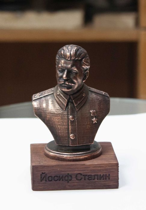Бюстове на диктатори-Хитлер,Сталин