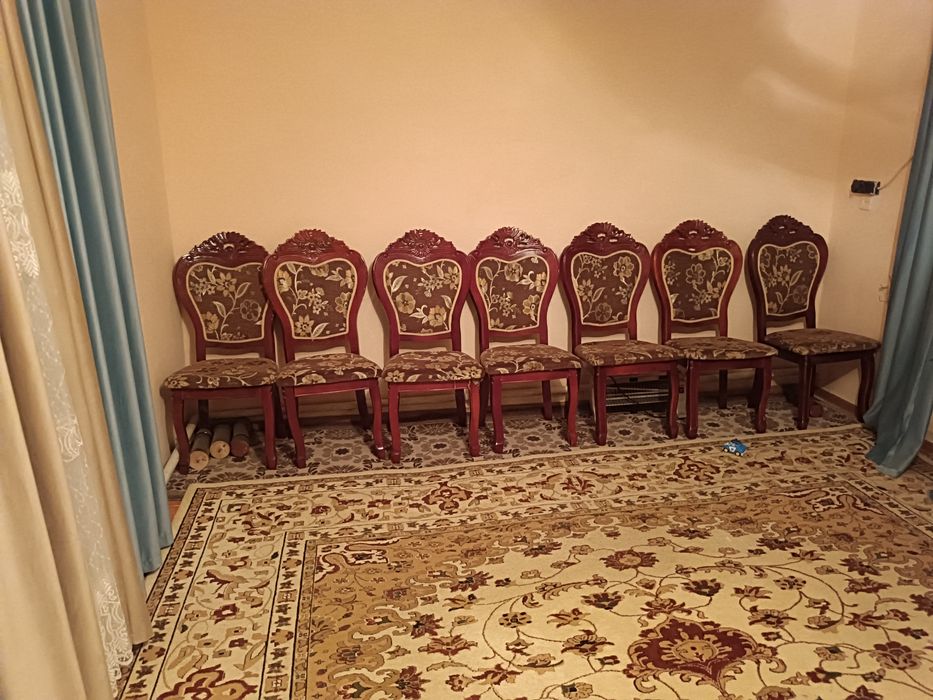 Стол..стулья...э