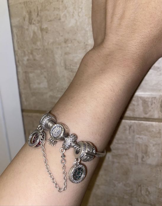 Продам браслет пандора с шармами Pandora