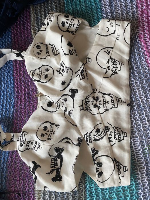 Дамски дрехи несъ носени