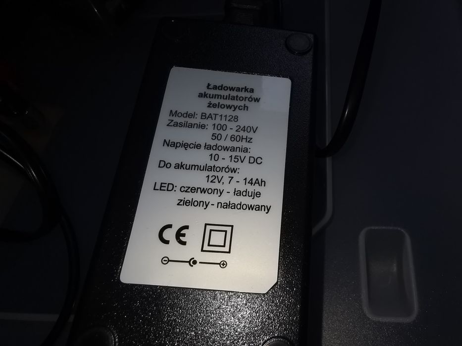 Полско зарядно за малки акумулатори