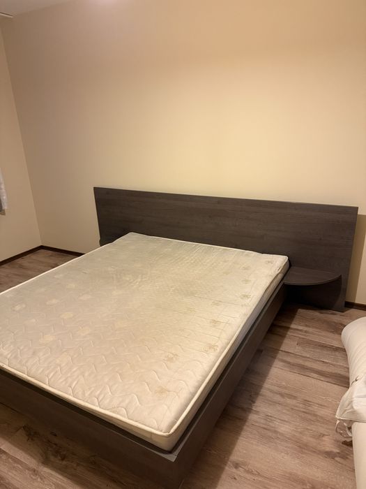 Спалня с матрак.