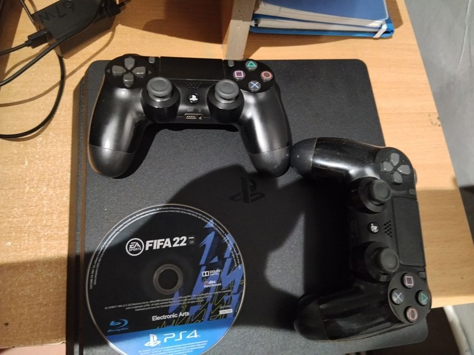 Ps4 slim 1tb със два джойстика и ФИФА 22