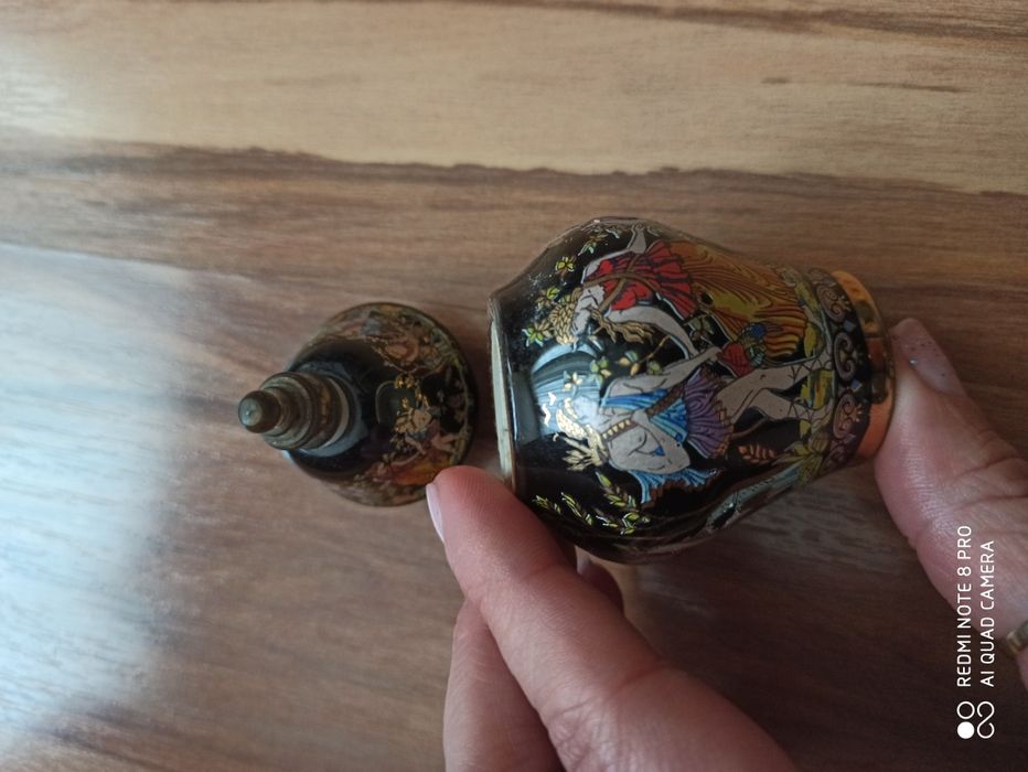 Порцеланово шишенце за парфюм