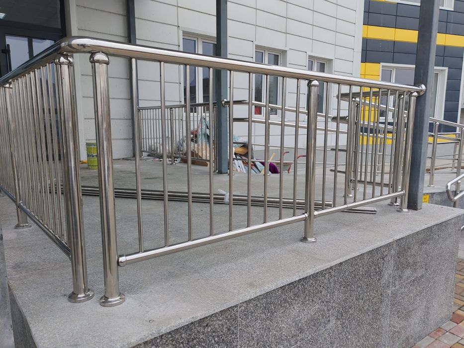 Перила из стекло для лестница на балконе