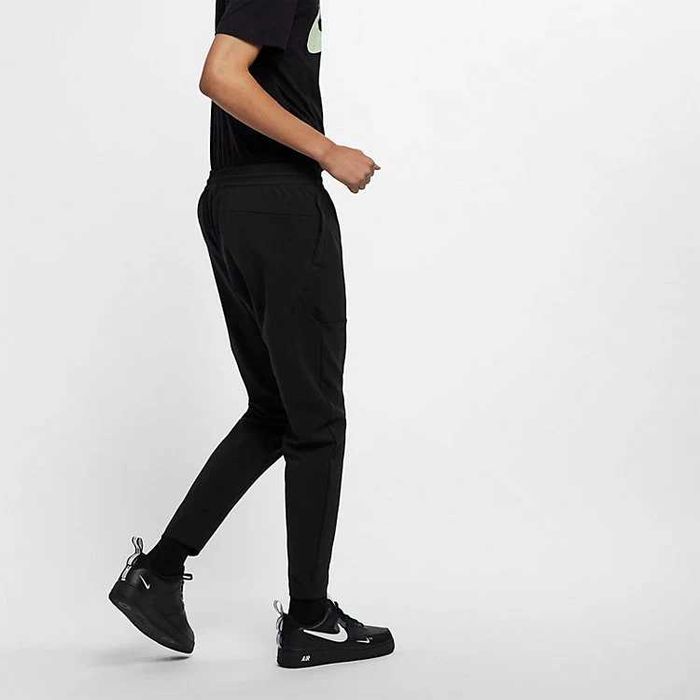 Продавам долнище Nike-NSW Sportswear Tech Pack AR1550-010 размер L