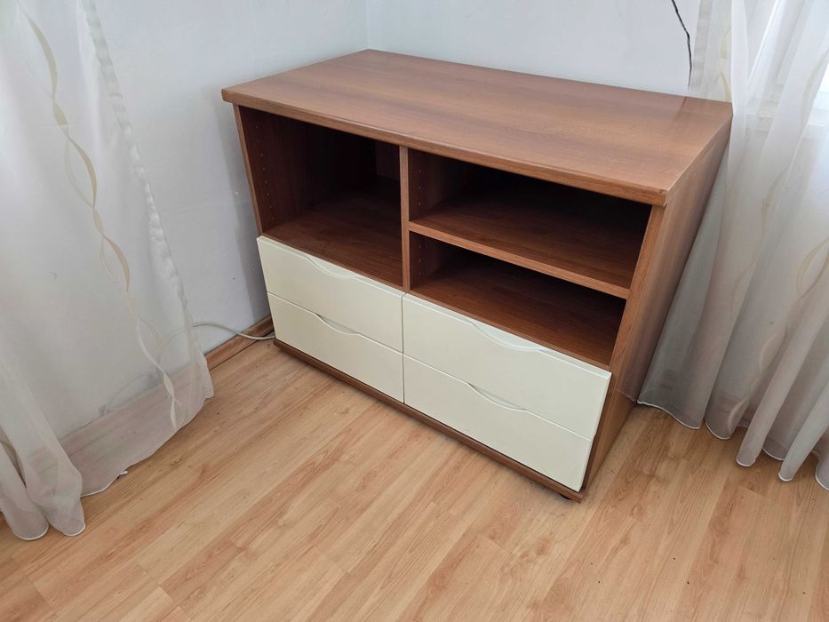 Спалня с Четирикрилен Гардероб и Шкаф за Телевизор