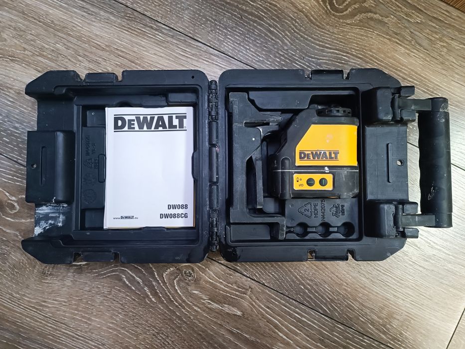 Зелен линеен лазерен нивелир DeWALT DW088CG, 20 м, 0.3 мм/м