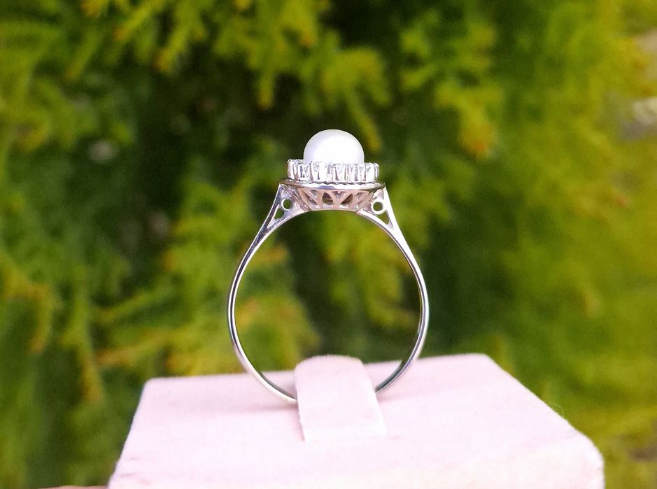 Inel vechi din aur de 18K cu perla si Spinel de sinteza