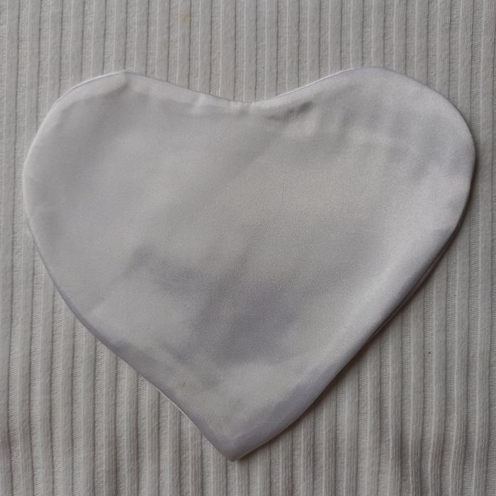 Продавам копринени, ръчно бродирани дамски кърпички.