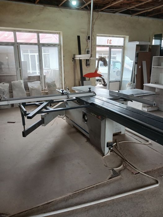 Mebelni ara sotiladi vitishkasi bilan ishlab turgan ara