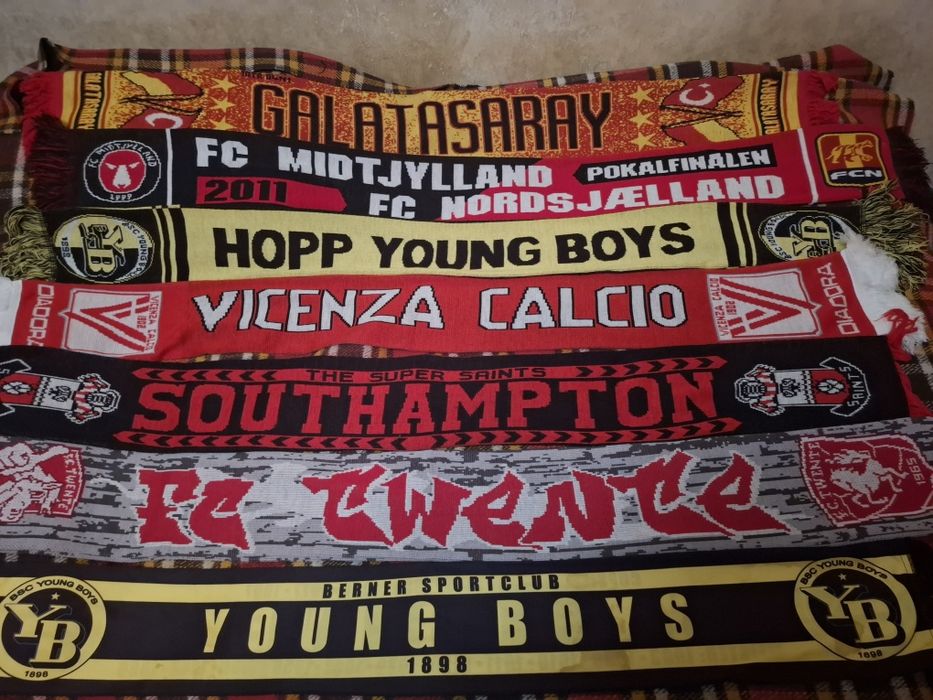 Продавам много футболни шалове