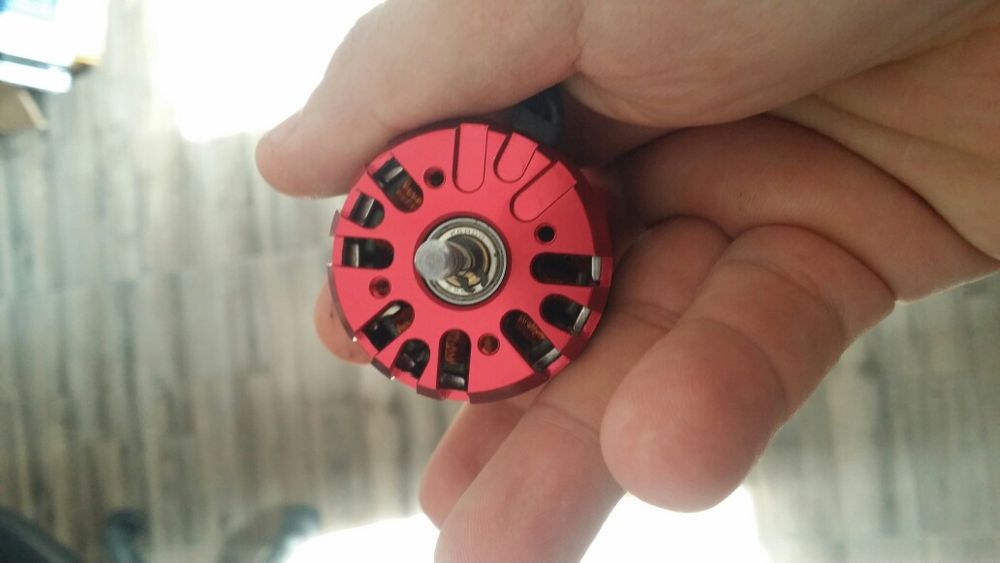 Motor brushless navomodel viteza 4250 800 kv ax de 5 perfect adaptabil