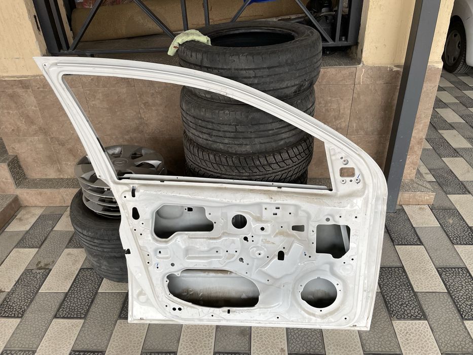 Запчасть машины (дверь)