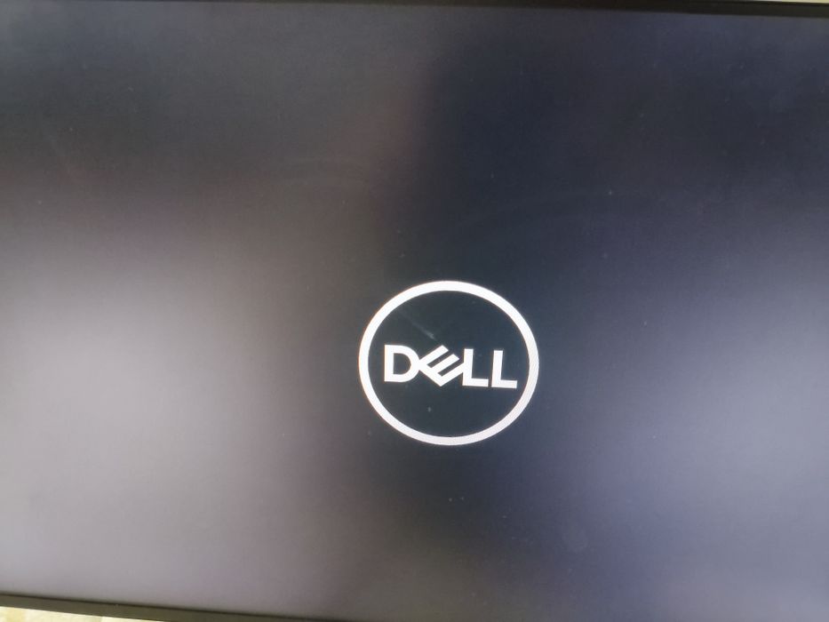 Monitor Dell vechi de vânzare funcțional, cu zgârieturi și pete ușoare, dar perfect utilizabil, predare personală, vând urgent, preț mic fix