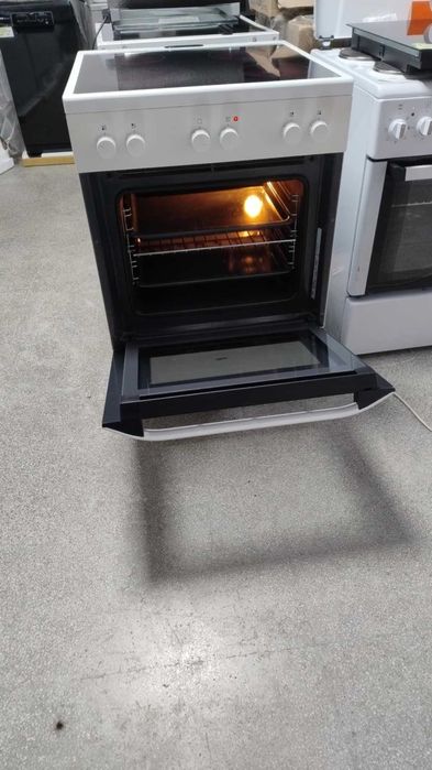 Готварска печка с керамичен плот Electrolux-Електролукс 74 л 60 см