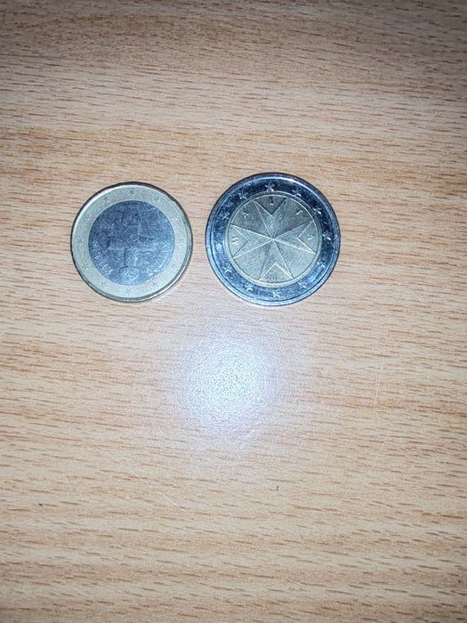 Две редки монети .С номинал от едно евро и две евро