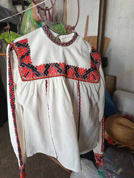 Costume de oaș bărbătesc și de damă de vânzare.