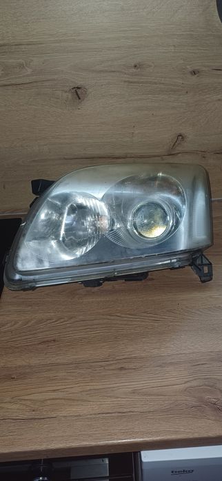 Ляв фар за Тойота Авенсис 2004г