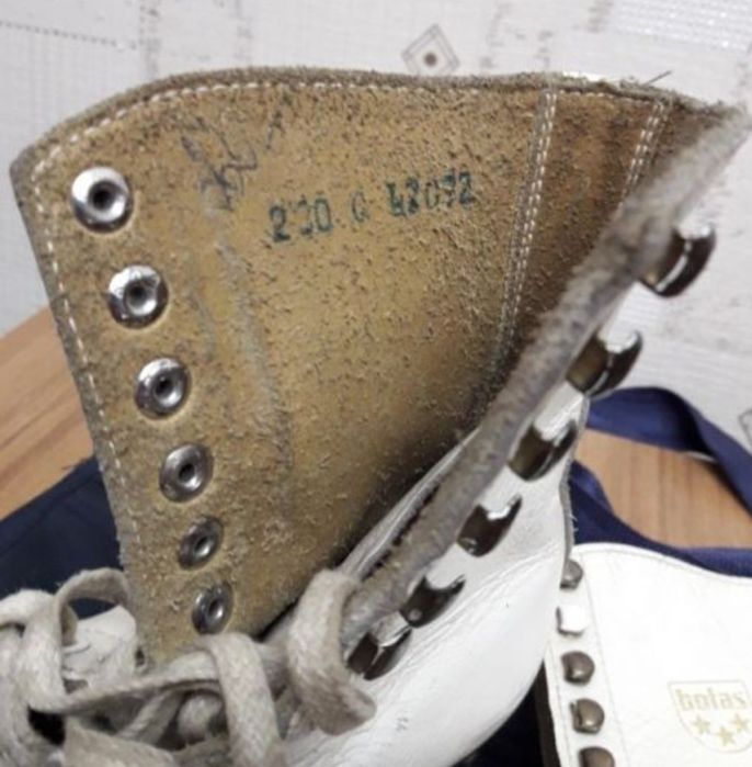 Продам женские фигурные коньки