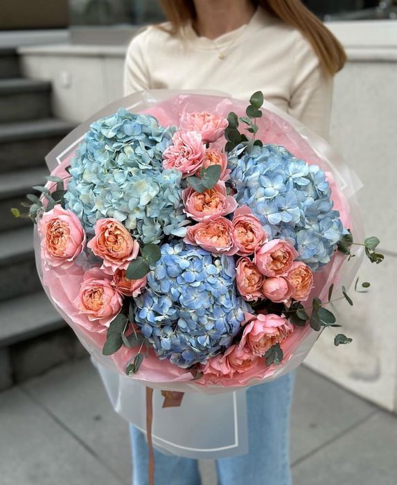 Тюльпаны, кустовые розы, хризантемы пионы